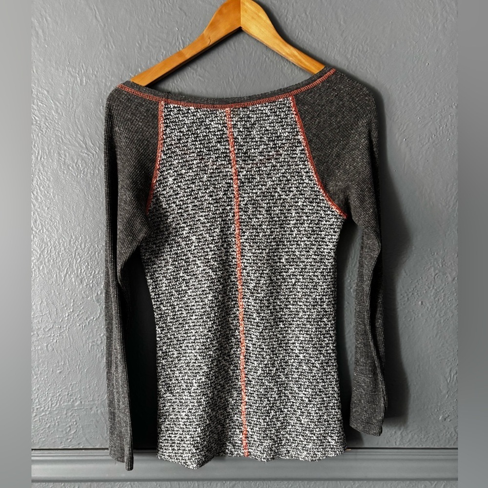 Daytrip Lightweight Long Sleeve Graphic Knit Top - Picture 5 of 7